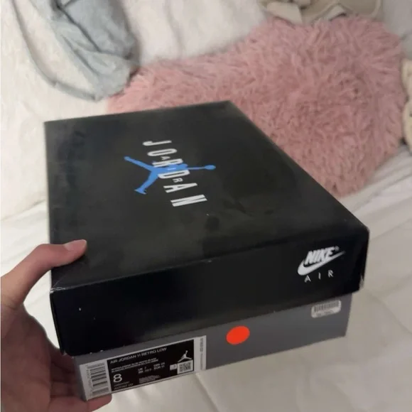 Jordan 11 breads throw(pick up only Norwalk ct)